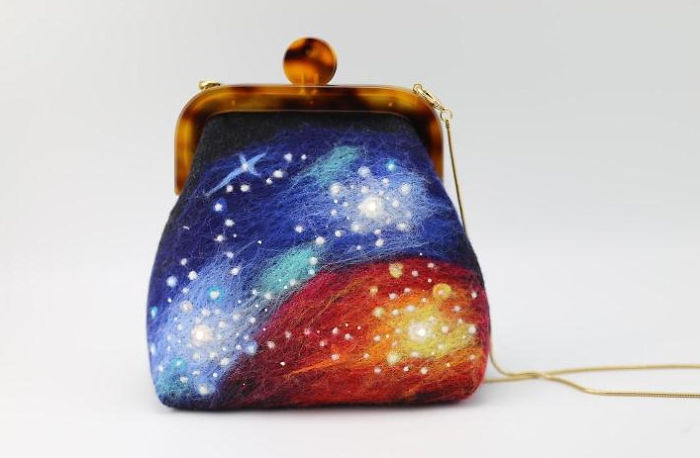 I Using Needle Felt Techniques To Make Wool Beret, Kiss Lock Pouch And Phone Cases