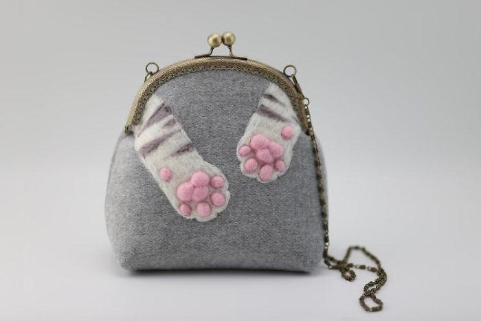I Using Needle Felt Techniques To Make Wool Beret, Kiss Lock Pouch And Phone Cases