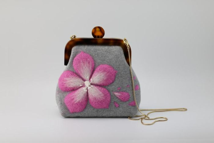 I Using Needle Felt Techniques To Make Wool Beret, Kiss Lock Pouch And Phone Cases