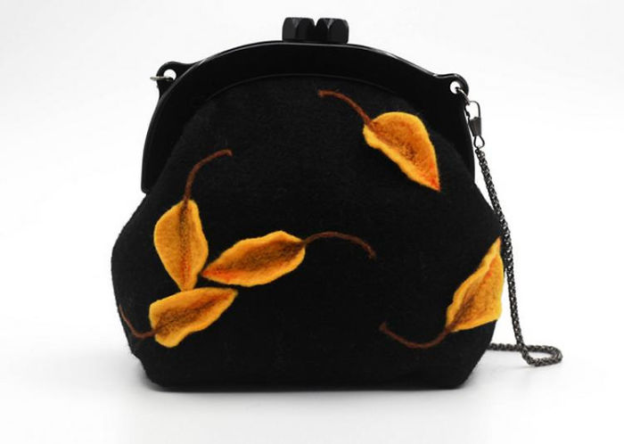 I Using Needle Felt Techniques To Make Wool Beret, Kiss Lock Pouch And Phone Cases