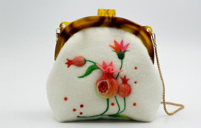 I Using Needle Felt Techniques To Make Wool Beret, Kiss Lock Pouch And Phone Cases