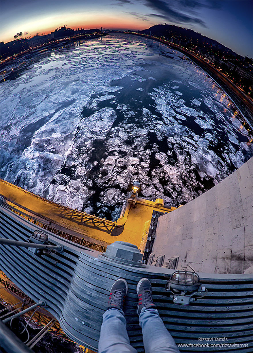 I Captured The Rare View Of The Frozen Danube In Budapest