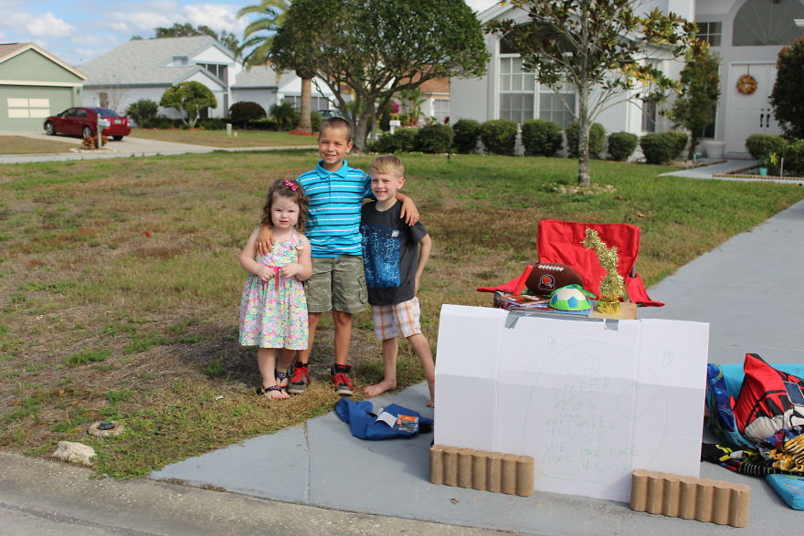 My Son Set Up &ldquo;Free Toy&rdquo; Stand For Kids In Need
