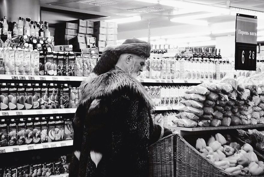 I Travel Across Europe To Take Candid Photos Of Human Loneliness