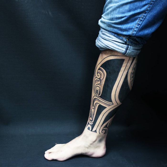 Brazilian artist Brian Gomes' leg tattoo featuring Amazonian tribal art.