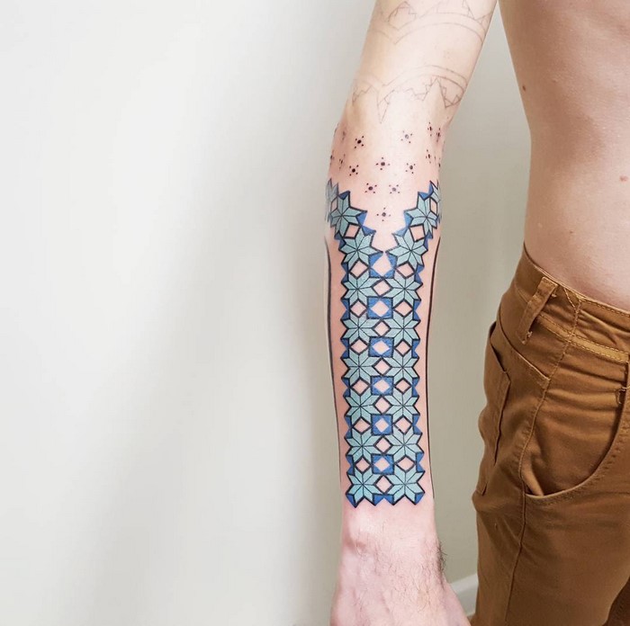 A geometric Amazonian tribal tattoo design on a person's forearm by Brazilian artist Brian Gomes.