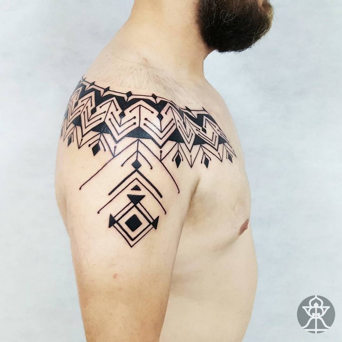 A shoulder tattoo showcasing Amazonian tribal art by Brazilian artist Brian Gomes.