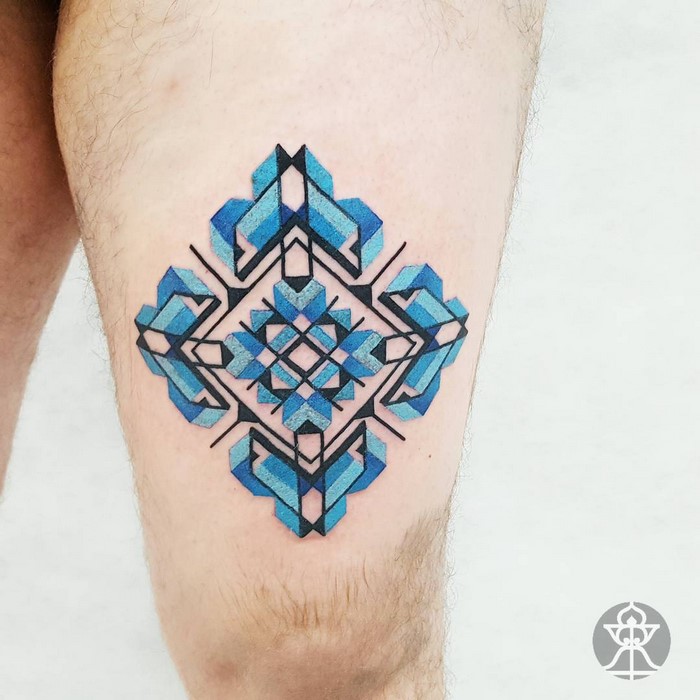 Blue Amazonian tribal tattoo by Brazilian artist Brian Gomes on a person's thigh.