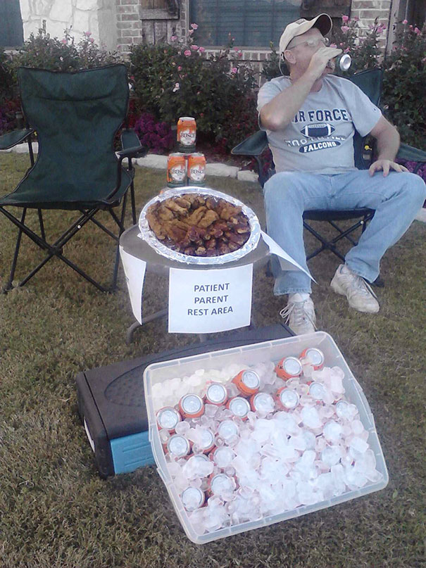 Dad Set Up A Beer & Wing Station For Parents