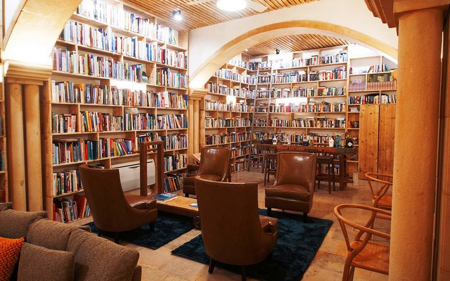 literary-man-hotel-50000-books-portugal -10 literary-man-hotel-50000-books-portugal -10