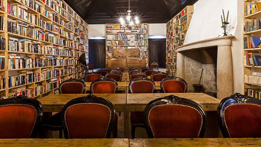 literary-man-hotel-50000-books-portugal -20 literary-man-hotel-50000-books-portugal -20