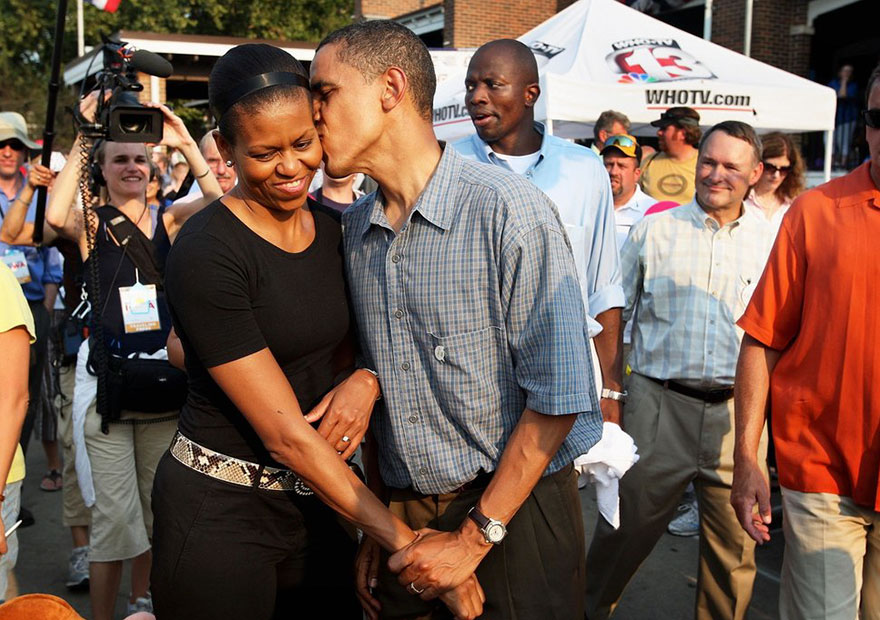 barack kissing Michelle on the cheek