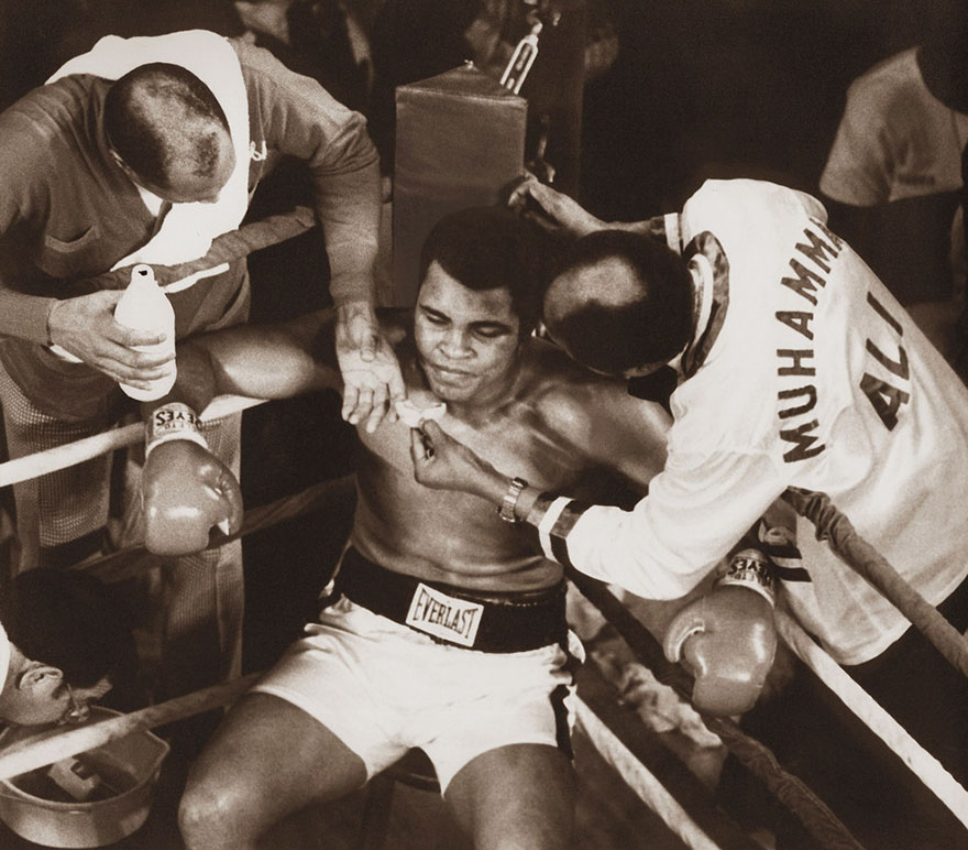 The Most Famous Boxing Corner In History, Wali “Blood” Muhammad And Drew “Bundini” Brown, At Work On The Champ Late In His First Fight Against Spinks In 1978. The 24-Year-Old Spinks Had Fought Only Seven Fights In His Career When He Beat Ali