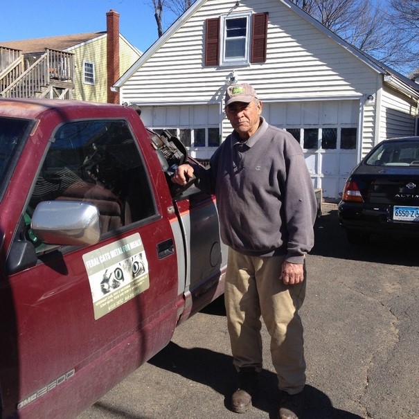 scrap-metal-collector-feeds-cats-willie-ortiz-7 scrap-metal-collector-feeds-cats-willie-ortiz-7