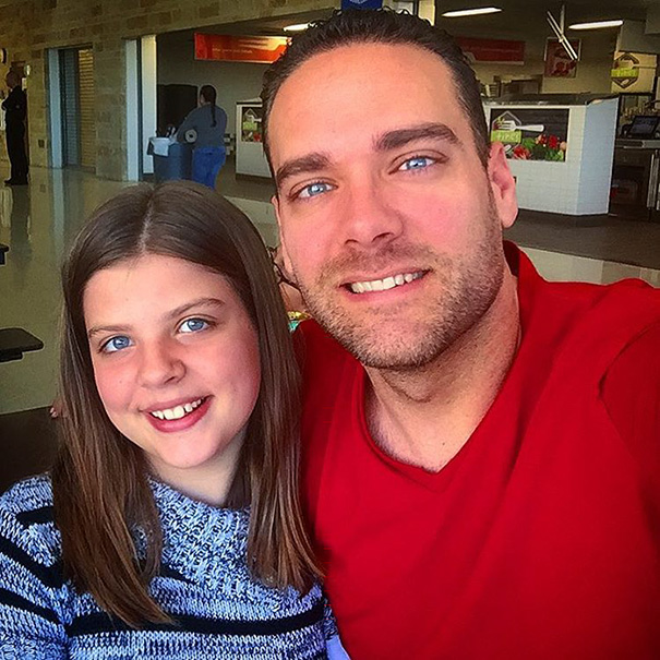 This Single Dad Shows Up To His Daughter's School And Eats Lunch With Her And Her Friends