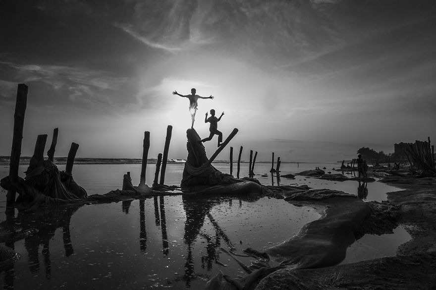 Children On The Indian Ocean Seaboard By Guomiao Zhou, China (2nd Place In The Silhouette Category, Second Half)