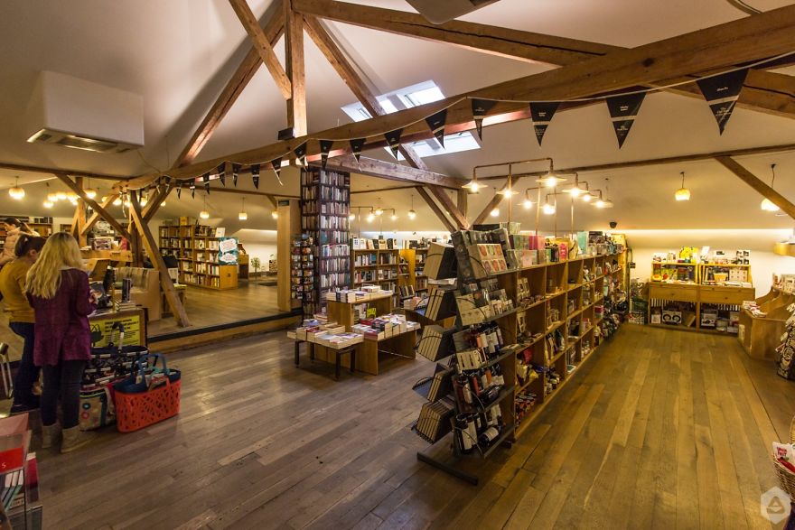 8 Dreamy Bookstores In Bucharest That Will Enhance Your Imagination 8 Dreamy Bookstores In Bucharest That Will Enhance Your Imagination