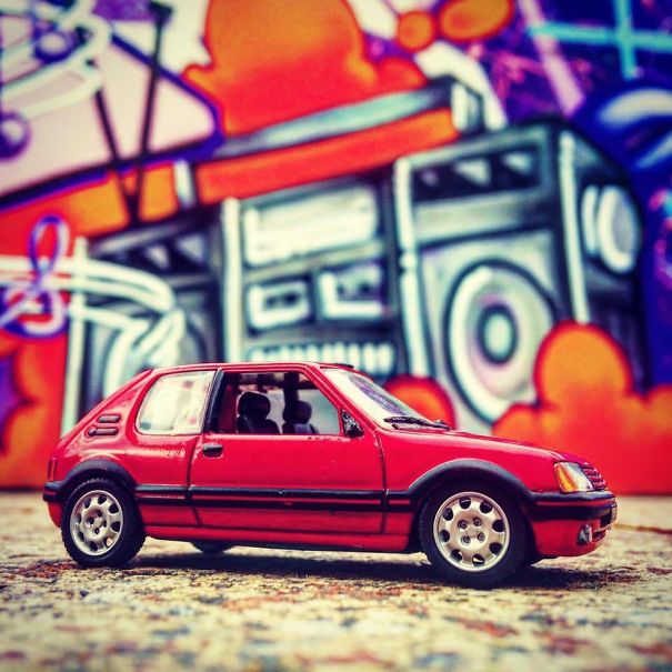 A Night Guard At The Louvre Takes Photos Of His Model Cars Between Shifts