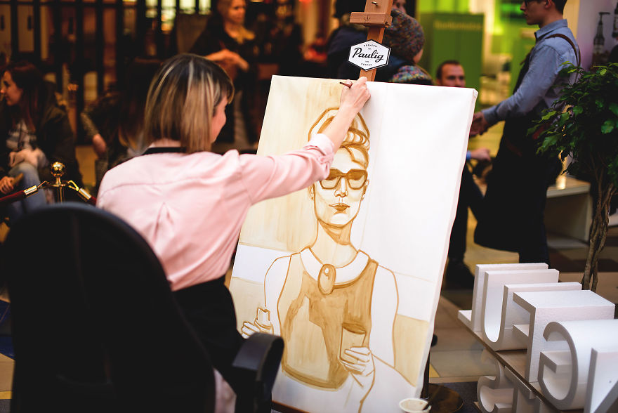 I Used 2 Coffee Cups To Bring Audrey Hepburn To Life On Paper