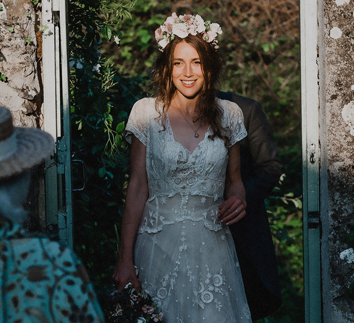 147 Y/O Wedding Dress Made By Bride’s Great-Great-Grandmother Gets Lost By Dry Cleaners, Internet Finds It
