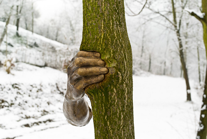 bronze-hand-sculpture-squeezing-tree-giuseppe-penone-1 bronze-hand-sculpture-squeezing-tree-giuseppe-penone-1