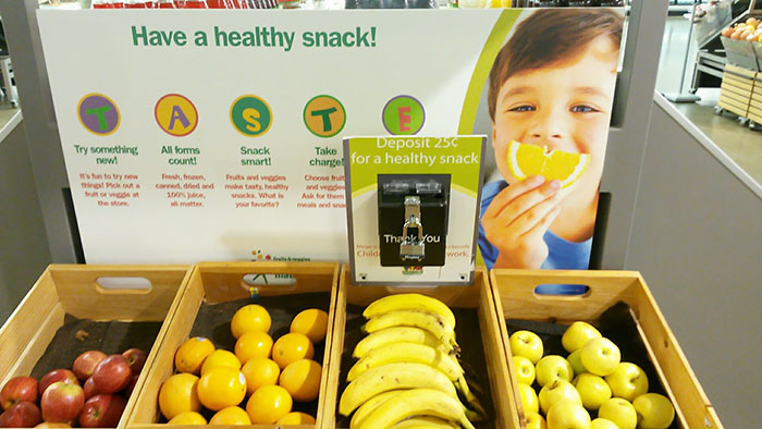 wooden boxes with fruits and device for deposit