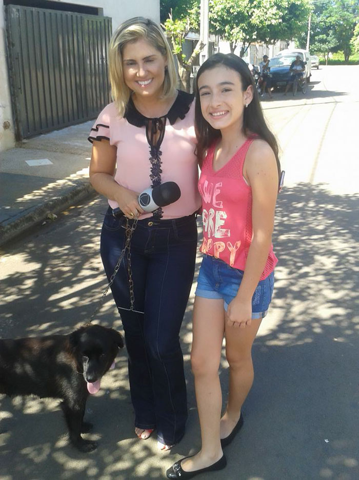 dog-digs-trash-rescues-puppy-brazil-12 dog-digs-trash-rescues-puppy-brazil-12