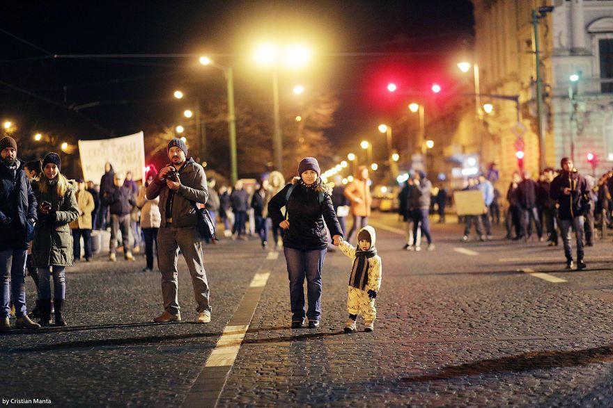 #rezist - Romania's Anti-Corruption Protests