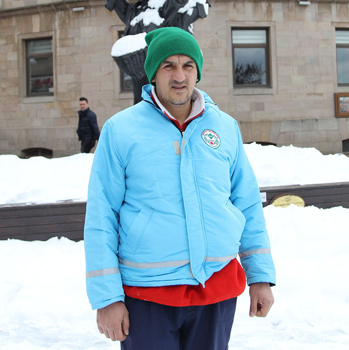 security-camera-man-helps-stray-dog-turkey-2