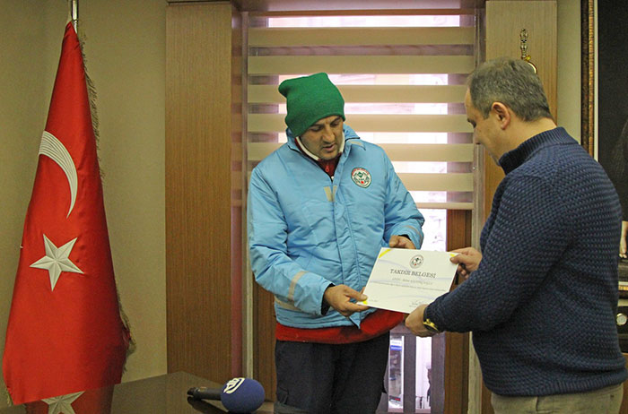 security-camera-man-helps-stray-dog-turkey-5