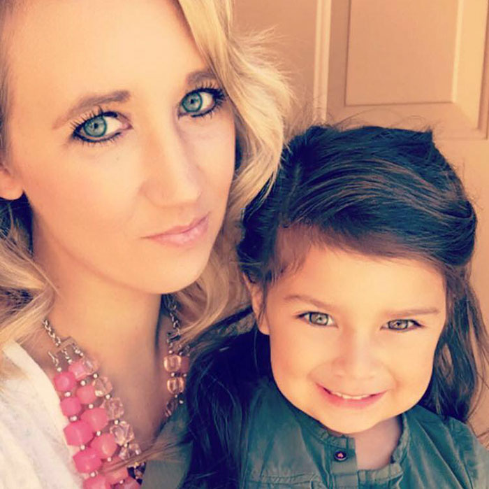 single-mom-dresses-as-father-dad-and-donuts-4 single-mom-dresses-as-father-dad-and-donuts-4