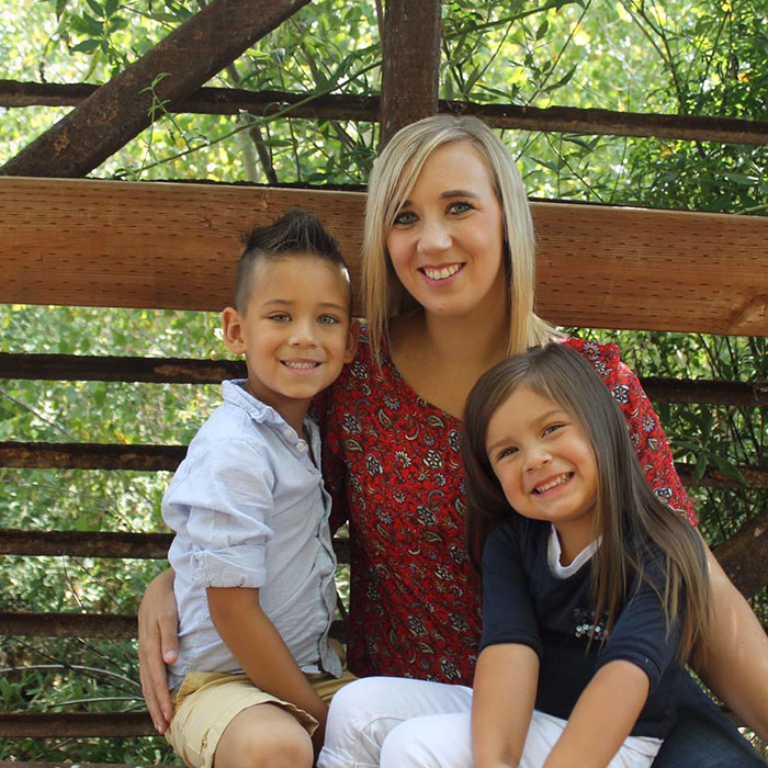 single-mom-dresses-as-father-dad-and-donuts-5 single-mom-dresses-as-father-dad-and-donuts-5