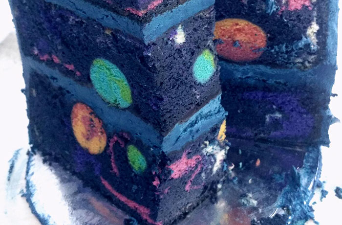 Tarta espacial con una galaxia escondida en su interior