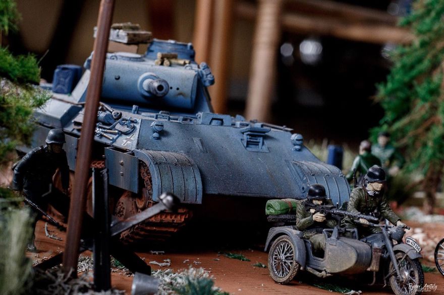 Russian Artist Creates Detailed Military Miniatures