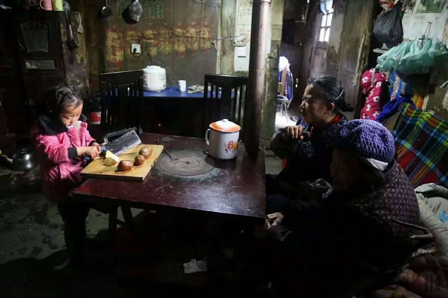 5-year-old-girl-takes-care-grandma-anna-02 5-year-old-girl-takes-care-grandma-anna-02