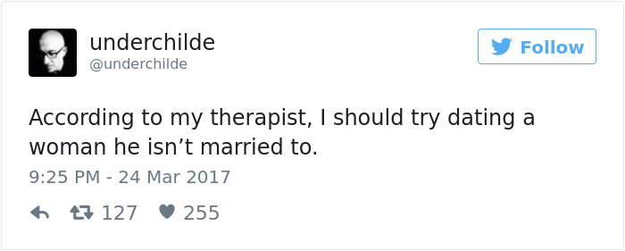 Tweet humorously discussing dating advice from a therapist.