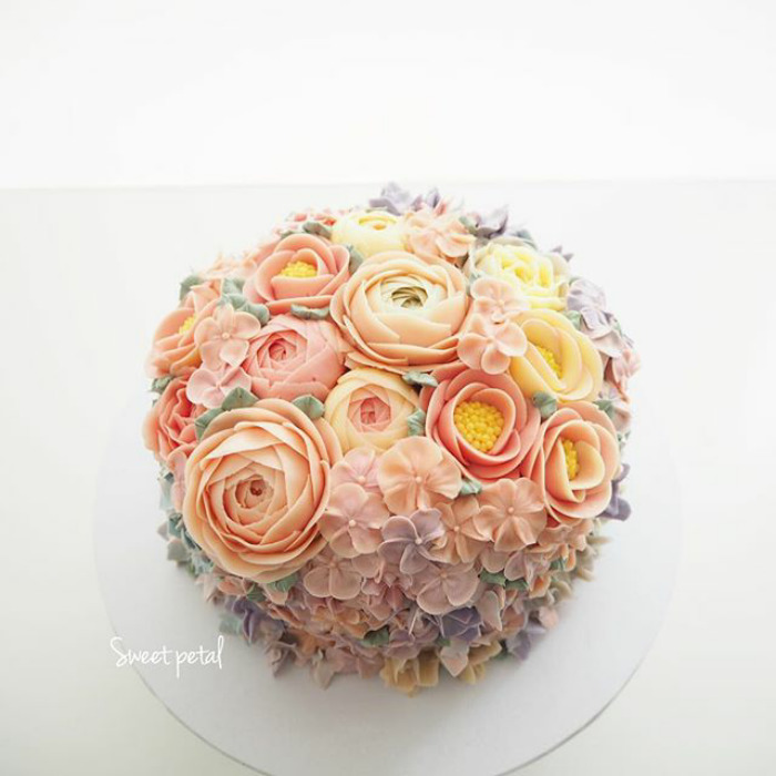 Spring-colourful-buttercream-flower-cakes