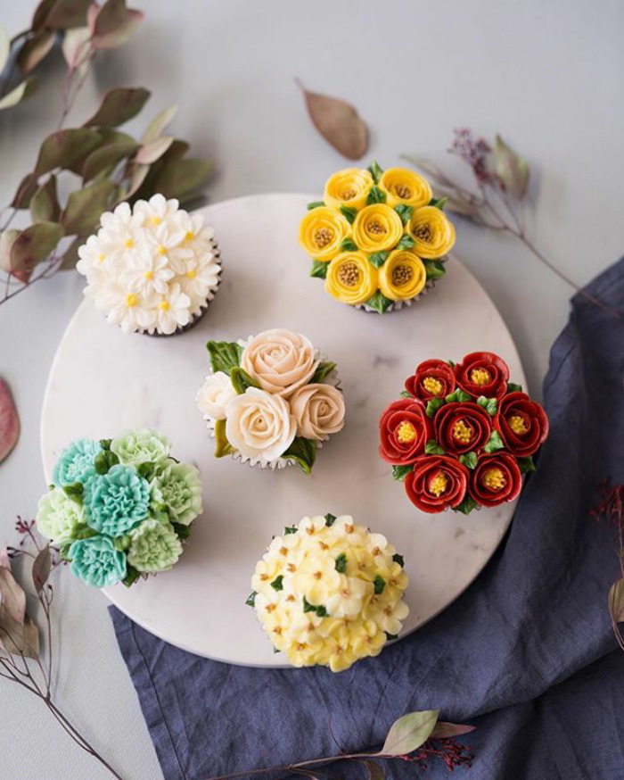 Spring-colourful-buttercream-flower-cakes