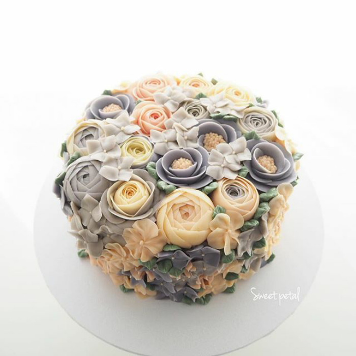 Spring-colourful-buttercream-flower-cakes