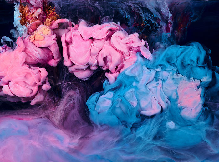 A Look At The Hypnotic Behaviour Of Different Coloured Paints In Water