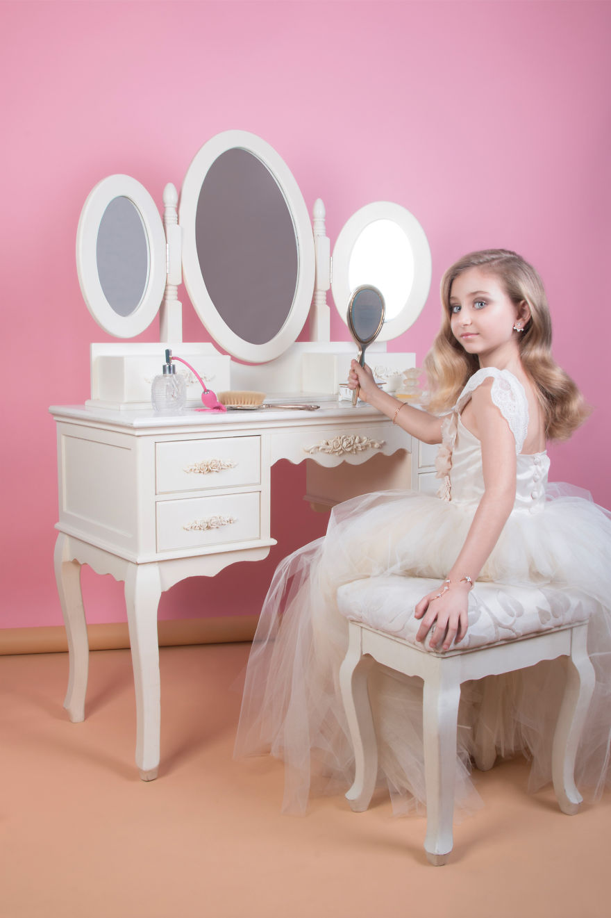 I Imagined What Little Girls Do When Moms Leave The House I Imagined What Little Girls Do When Moms Leave The House