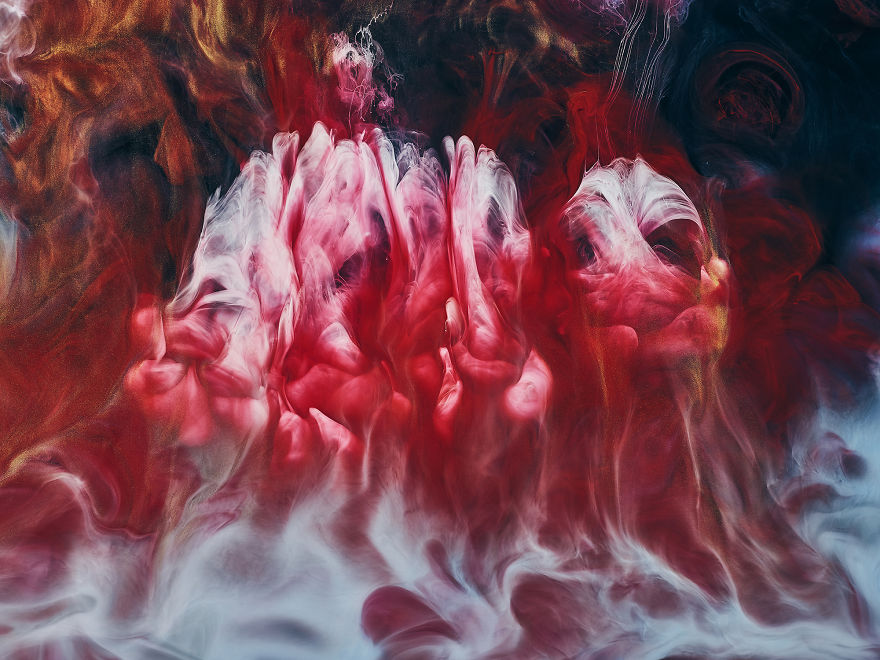 A Look At The Hypnotic Behaviour Of Different Coloured Paints In Water