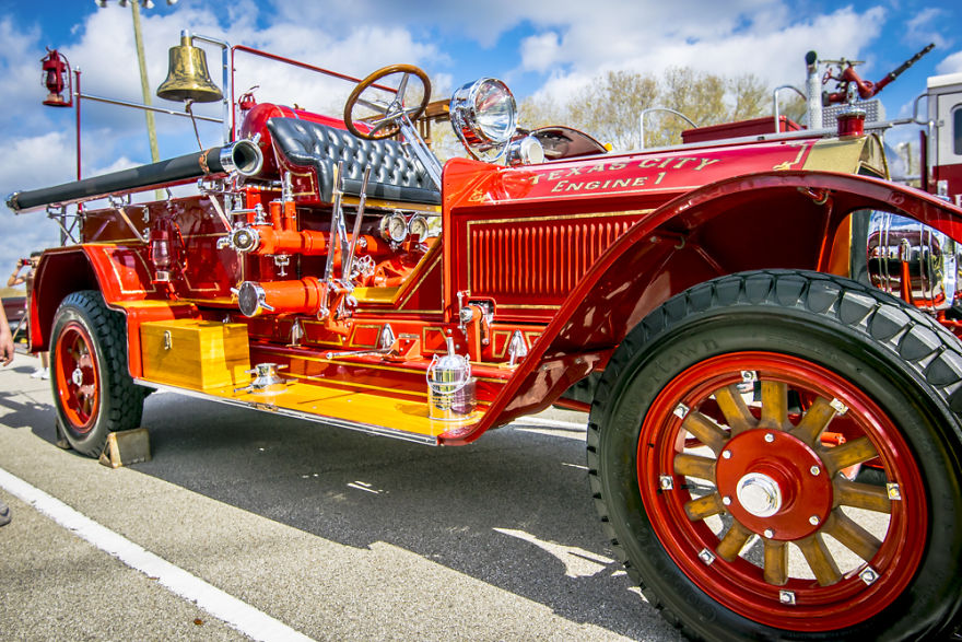Old Firetruck By Alberto Lama