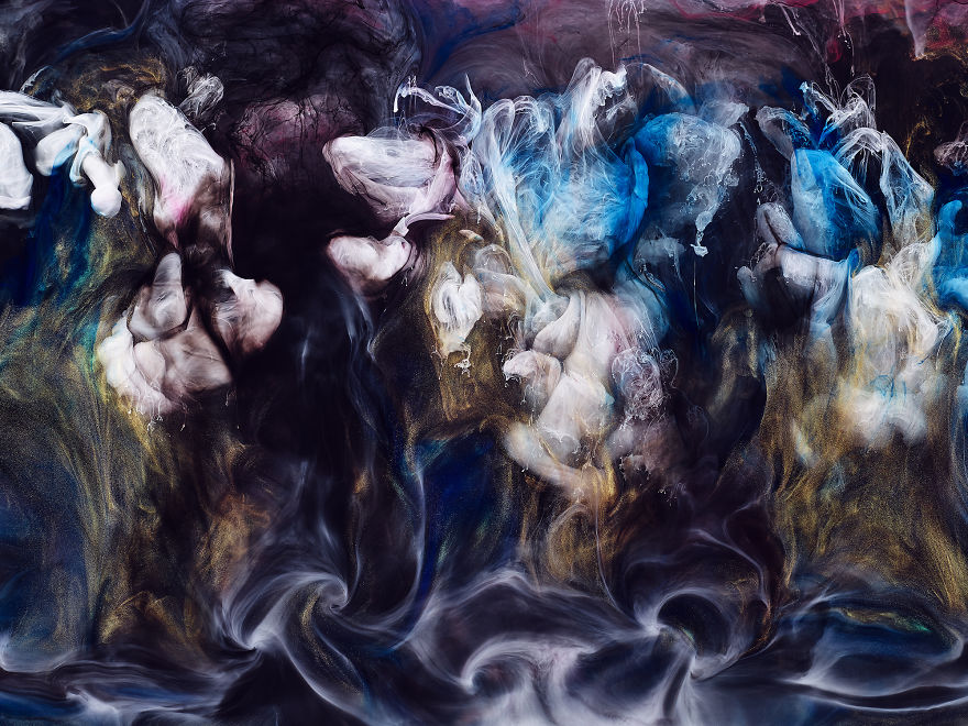 A Look At The Hypnotic Behaviour Of Different Coloured Paints In Water