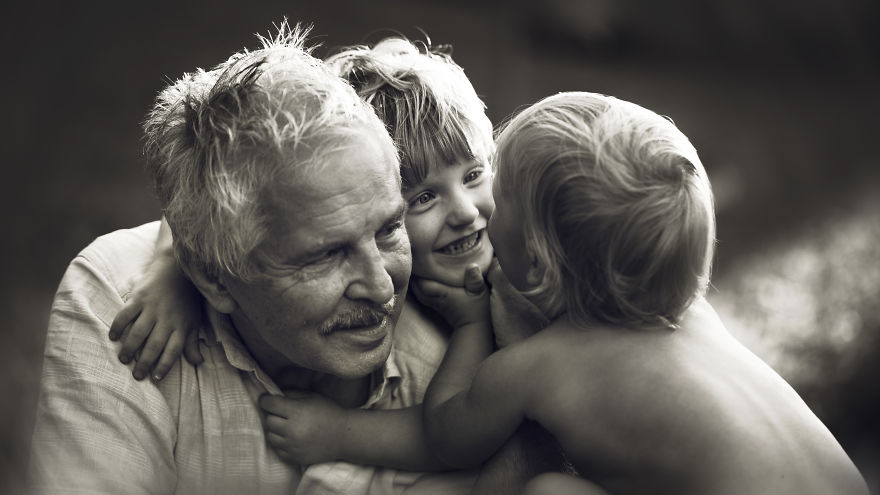 Immigrant Mother Captures The Incredible Bond Between Her Children And Their Grandparents As They See Each Other Just Once A Year
