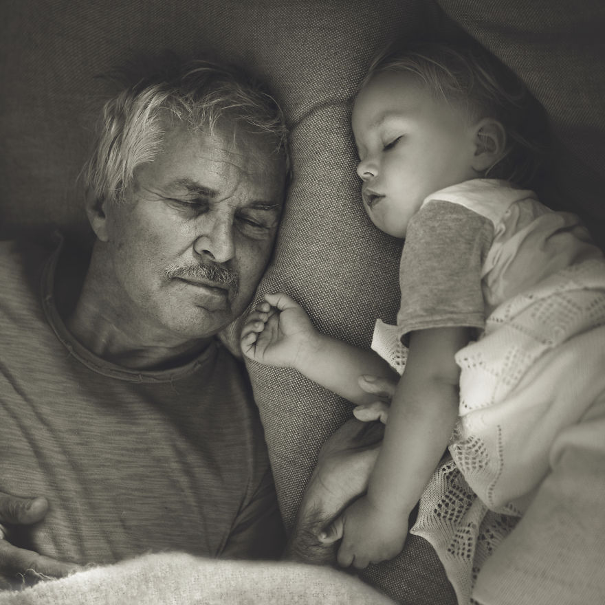 Immigrant Mother Captures The Incredible Bond Between Her Children And Their Grandparents As They See Each Other Just Once A Year