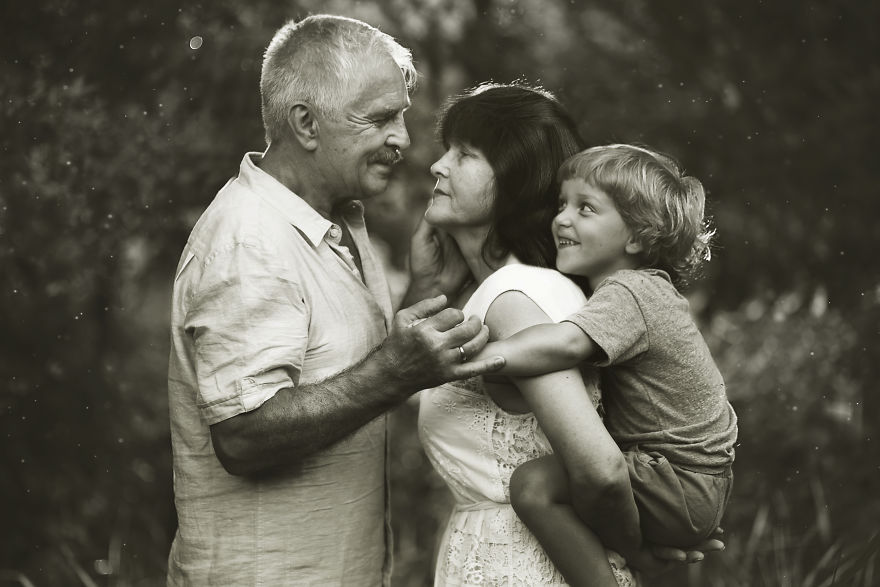Immigrant Mother Captures The Incredible Bond Between Her Children And Their Grandparents As They See Each Other Just Once A Year