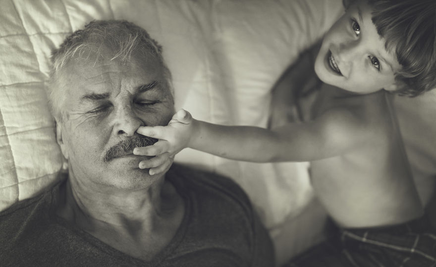 Immigrant Mother Captures The Incredible Bond Between Her Children And Their Grandparents As They See Each Other Just Once A Year