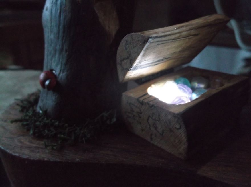 I Keep Finding Nice Pieces Of Wood In The Park, So I Decided To Recycle Them For Something Magical