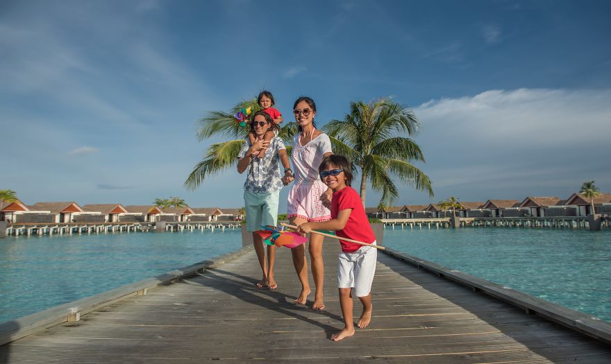 How My Family Of 4 Travel Around The World For Free On Biz Class Tickets Worth $54,000!